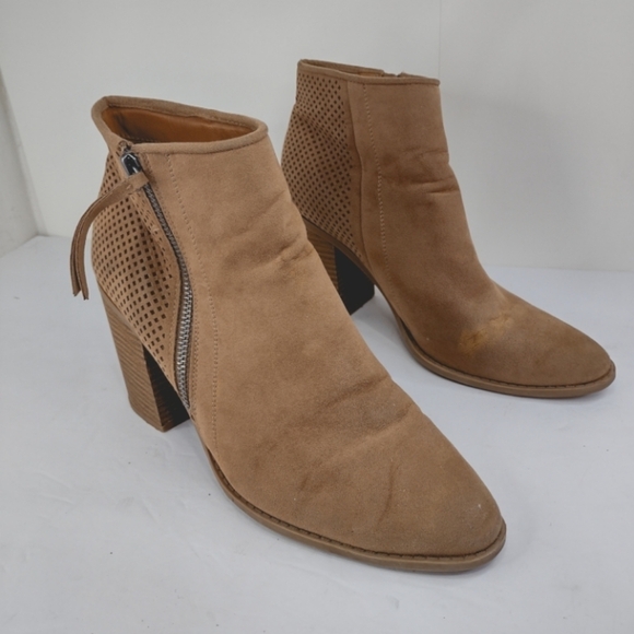 Universal thread. Chrissy taupe faux suede boots size (9) - Picture 1 of 12